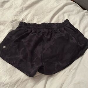 Camo black Lululemon hotty hot short 2.5 inch length and size 4 low rise